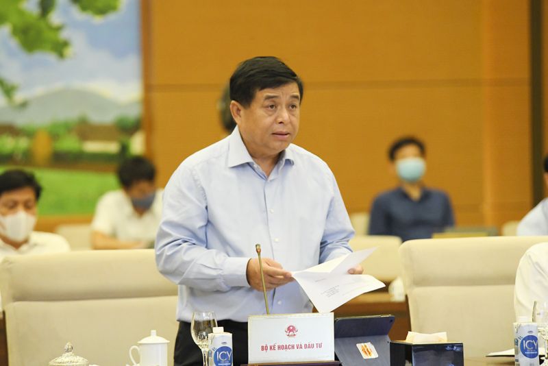 Bộ trưởng Bộ Kế hoạch và Đầu tư Nguyễn Chí Dũng báo cáo tại phiên họp