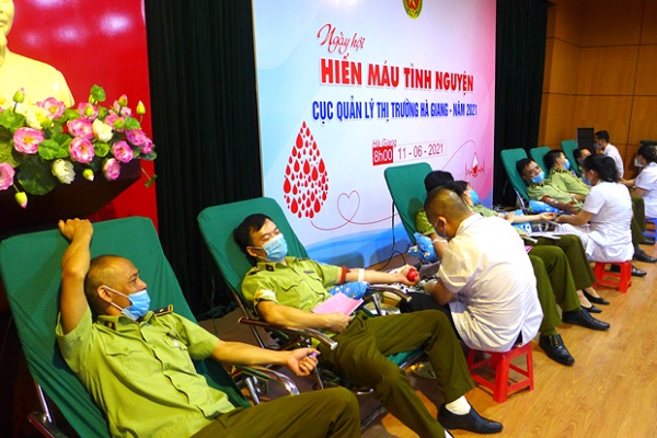 Cán bộ, công chức Cục quản lý thị trường Hà Giang tham gia hiến máu
