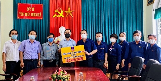 TS Trần Kiêm Hảo, GĐ Sở Y tế TT Huế nhận quà hỗ trợ do Ông Nguyễn Minh An, Phó TGĐ PVI (mặc áo xanh) trao tặng