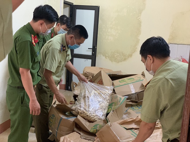 Lào Cai: Phát hiện và tiêu hủy hơn 1 tấn chân gà không rõ nguồn gốc