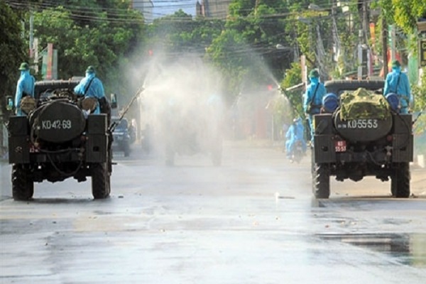 Đơn vị phòng hóa của Quân khu 4 tiến hành phun khử trùng tại phường Hưng Dũng, TP. Vinh