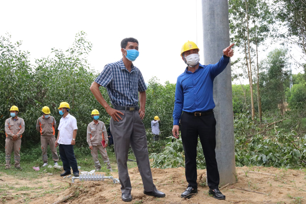 Đoàn công tác PC Nghệ An kiểm tra tiến độ thi công công trình điện trên địa bàn huyện Nghĩa Đàn