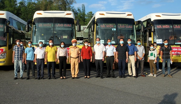 Lãnh đạo tỉnh Lào Cai và đoàn công tác trong lễ xuất quân đón lao động Lào Cai từ vùng dịch tỉnh Bắc Giang trở về địa phương