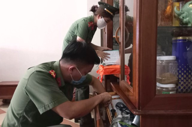 Cơ quan ANĐT Công an TP.Đà Nẵng thu giữ tài liệu, tang vật tại nhà của Trần Thanh Sơn.