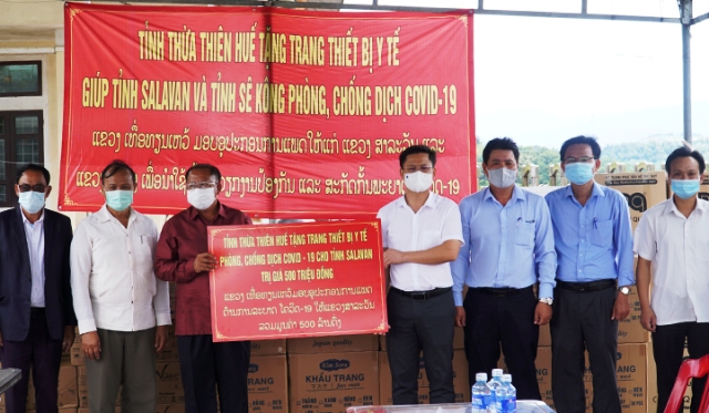 Tỉnh Thừa Thiên Huế trao tặng trang thiết bị y tế cho 2 tỉnh Salavan và Sê Kông (Lào)