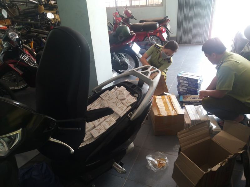 An Giang: Phát hiện xe gắn máy vận chuyển 800 bao thuốc lá điếu nhập lậu