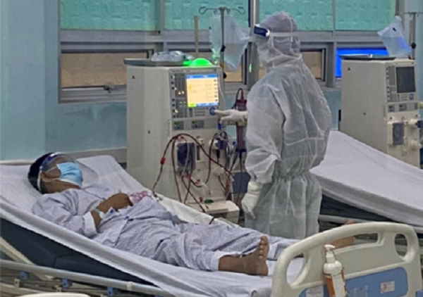 Bệnh nhân mắc Covid-19 đang được chạy thận ngay tại Bệnh viện điều trị Covid-19 Củ Chi