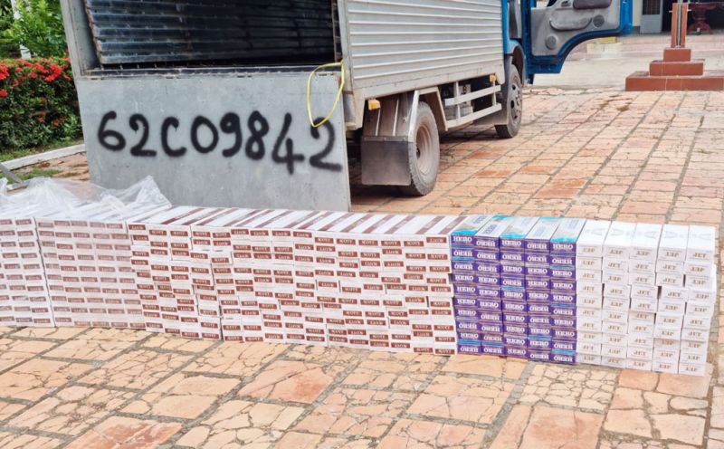 Long An: Phát hiện 1 xe tải chở 4.000 gói thuốc lá không rõ nguồn gốc