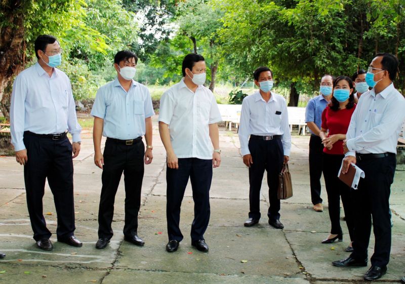 Phó Chủ tịch UBND tỉnh - Phạm Tấn Hòa cùng đoàn kiểm tra cơ sở vật chất tại Trường THPT Cần Đước