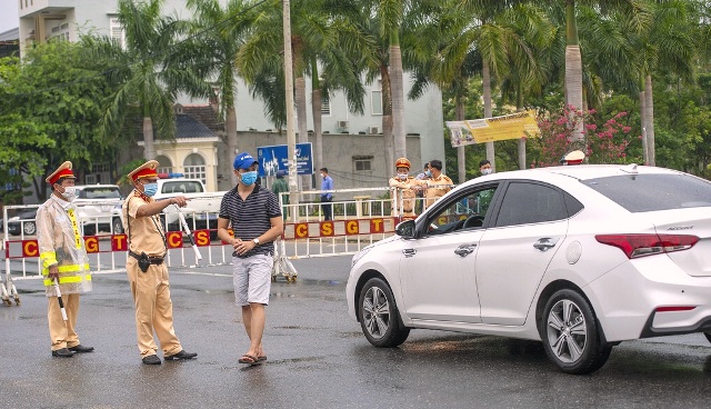 Lực lượng CSGT Công an TP.Đà Nẵng làm nhiệm vụ kiểm soát giao thông.