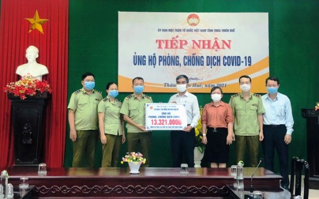 Cục QLTT tỉnh Thừa Thiên Huế trao tiền ủng hộ Quỹ phòng chống dịch Covid- 19