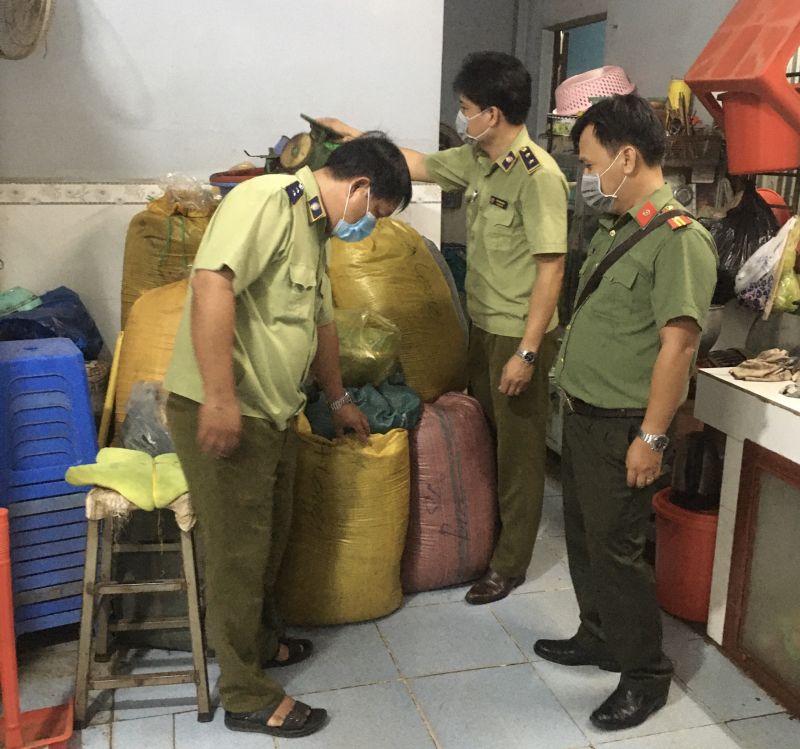 Vĩnh Long: Phát hiện số lượng lớn sản phẩm giả mạo nhiều nhãn hiệu nổi tiếng