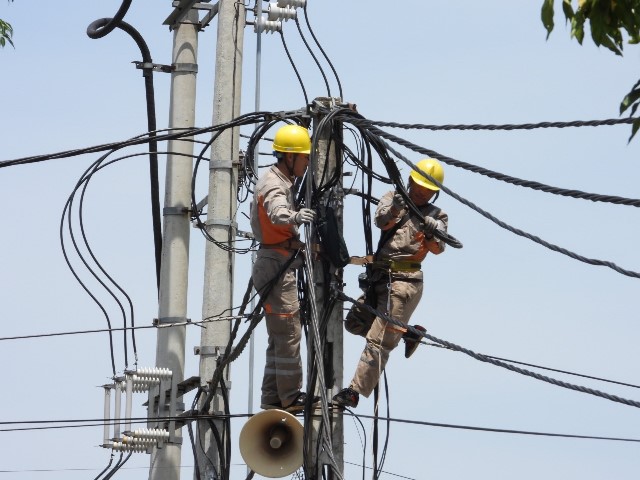 Công ty Điện lực Nghệ An đã thực hiện 2 đợt giảm giá điện, giảm tiền điện cho khách hàng chịu ảnh hưởng của dịch Covid-19 trên địa bàn toàn tỉnh với tổng số tiền 235 tỷ đồng