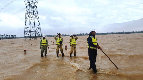 Công nhân Truyền tải điện Quảng Bình kiểm tra lưới điện sau mưa bão, năm 2020
