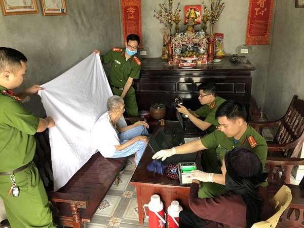 Cấp CCCD lưu động cho người già yếu tại xã đảo Quan Lạn huyện Vân Đồn