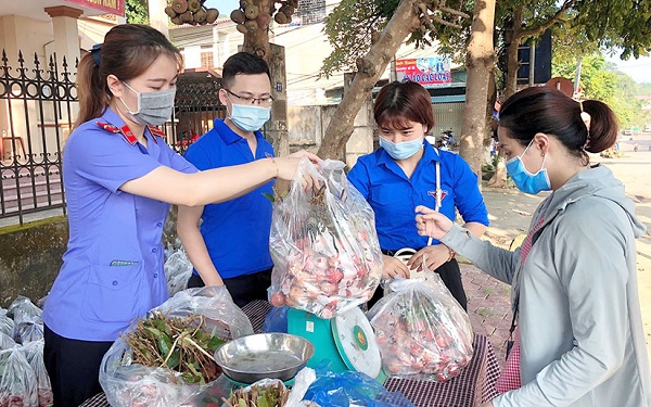 Người dân Chiêm Hoá mua vải thiều Bắc Giang tại điểm bán