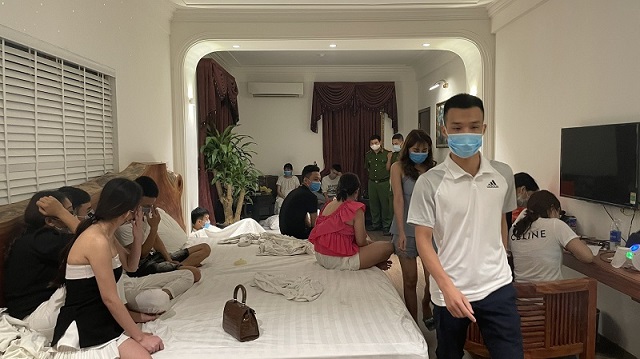 89 nam nữ thanh niên vẫn mở “tiệc ma túy” để bay lắc trong một khách sạn nổi tiếng ở huyện Vụ Bản (Nam Định).