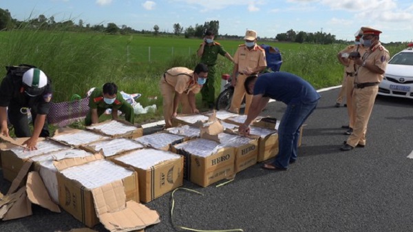 Kiên Giang: Bắt giữ 10.000 bao thuốc lá lậu trên cao tốc Lộ Tẻ - Rạch Sỏi
