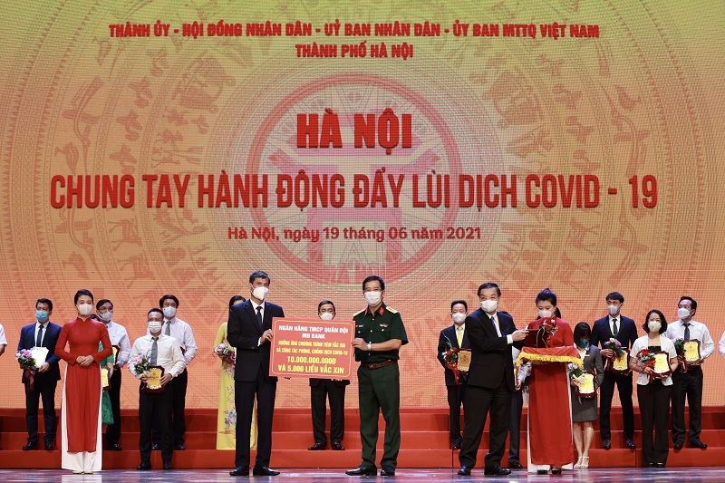 ông Lưu Trung Thái – Phó Chủ tịch Hội đồng Quản trị, Tổng giám đốc MB đã trực tiếp trao tặng số tiền 10 tỷ đồng tới đại diện UBND TP. Hà Nội và hưởng ứng chương trình đăng ký 5000 liều vắc xin Covid-19 cho cán bộ nhân viên
