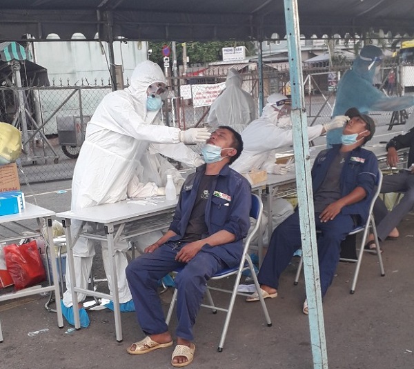 Việc lấy mẫu xét nghiệm tại chợ Đầu mối NSTP Hóc Môn do Bệnh viện Nhân dân Gia Định thực hiện