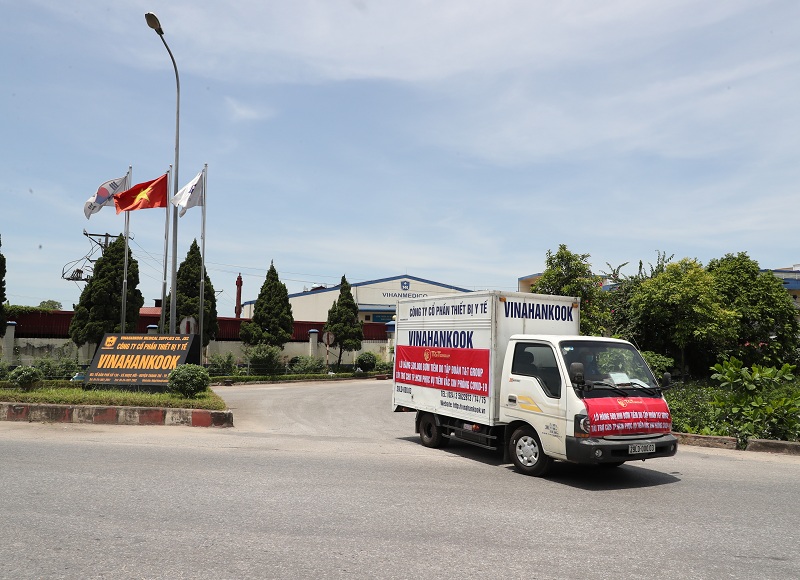 Lô hàng rời Nhà máy của Công ty thiết bị y tế VINAHANKOOK tại Hà Nội để vận chuyển vào TP.HCM bằng đường hàng không.