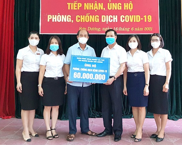 Tuyên Quang: Trao 60 triệu đồng cho công tác phòng chống dịch Covid -19