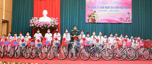 trao qu&agrave; cho 20 gia đ&igrave;nh hạnh ph&uacute;c