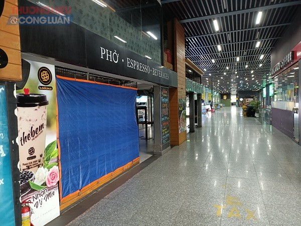 Hàng quán tại sân bay cũng tạm thời đóng cửa để đảm bảo an toàn trong công tác phòng chống dịch Covid-19