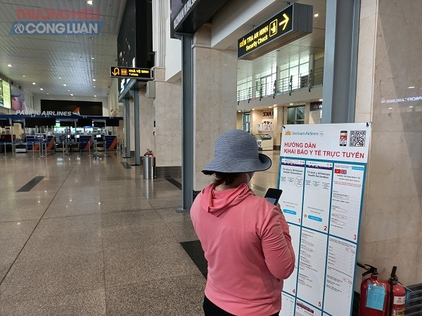 Hành khách ra vào sân bay đều thực hiện nghiêm túc và đầy đủ thông điệp 5k của Bộ Y tế