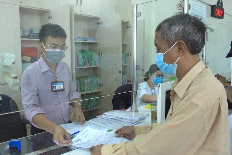 Cán bộ công chức quận Bình Tân đang giải quyết hồ sơ cho dân
