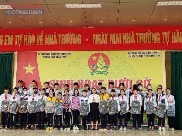 Tặng quà cho các học sinh có hoàn cảnh khó khăn