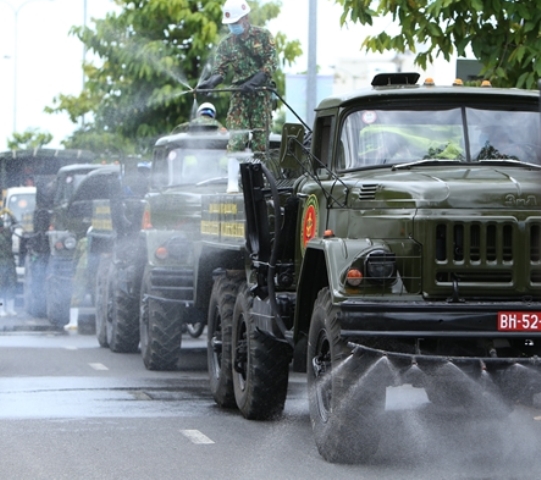 Lực lượng quân đội phun hóa chất khử khuẩn các khu vực có ca mắc Covid-19 trên địa bàn TP. Đà Nẵng.