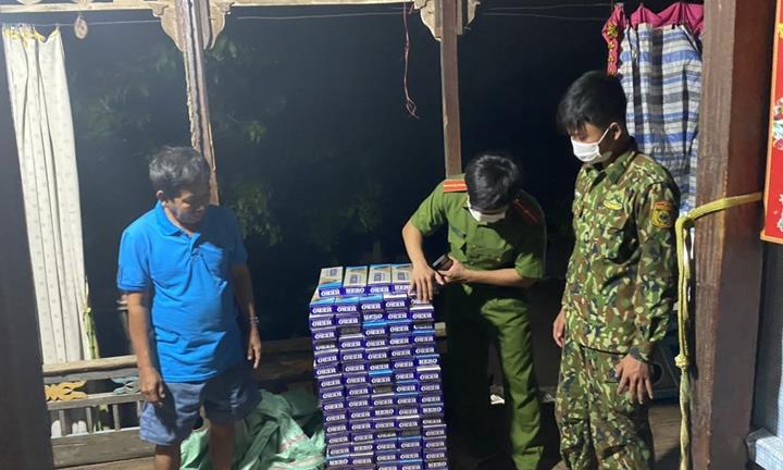 Thông tin từ BĐBP An Giang cho biết, Đồn Biên phòng cửa khẩu Long Bình vừa phát hiện, thu giữ 1.000 gói thuốc lá ngoại nhập lậu.