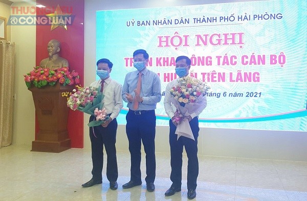 Đồng chí Phó Chủ tịch Thường trực UBND thành phố tặng hoa, chúc mừng đồng chí Lương Văn Công và đồng chí Nguyễn Ngọc Huy