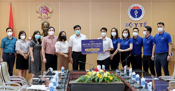 Đại diện Công ty TNHH Thẩm mỹ Ngọc Dung trao tặng số test nhanh kháng nguyên cho Bộ Y tế.