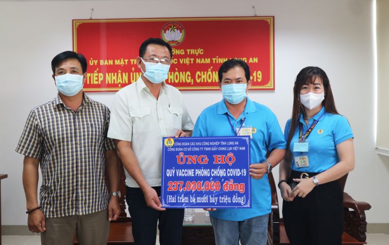 Phó Chủ tịch Thường trực UBMTTQ Việt Nam tỉnh Long An tiếp nhận hỗ trợ