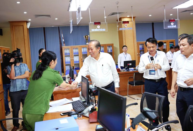 Phó Thủ tướng Thường trực Trương Hòa Bình kiểm tra công tác CCHC tại Vĩnh Phúc ngày 13/7/2020. Ảnh: VGP/Lê Sơn