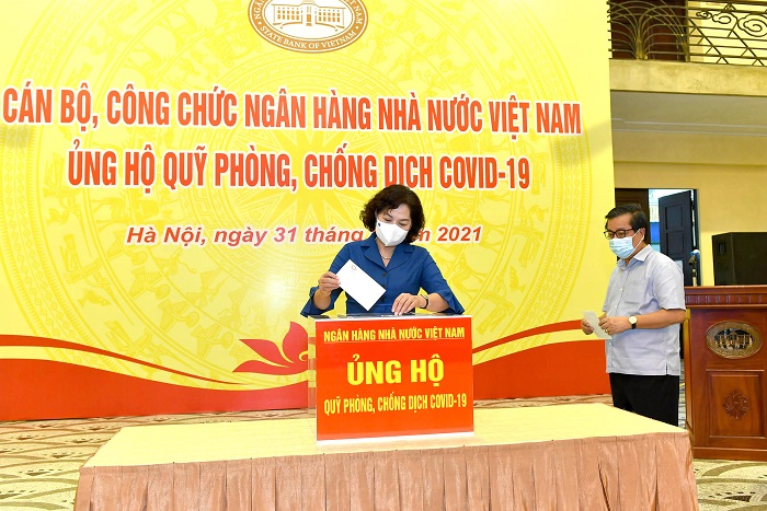 Các cán bộ, công chức NHNN Việt Nam ủng hộ Quỹ phòng chống dịch COvid-19