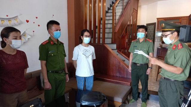 Lê Thị Thanh Lộc (áo trắng) nhận lệnh khởi tố, bắt tạm giam tại nơi lưu trú