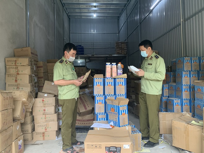 Hà Nội: Phát hiện hàng tấn nguyên liệu trà sữa chưa rõ nguồn gốc xuất xứ