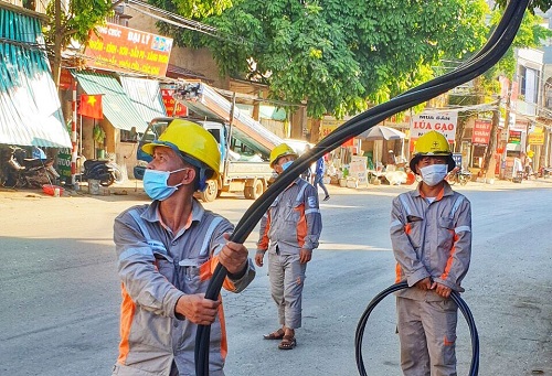 Công nhân Điện lực thành phố Thanh Hóa thay dây điện giữa con phố vắng
