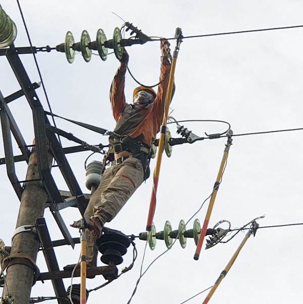 Công nhân Điện lực Vĩnh Lộc, PC Thanh Hóa ướt đẫm mồ hôi treo mình trên lưới điện