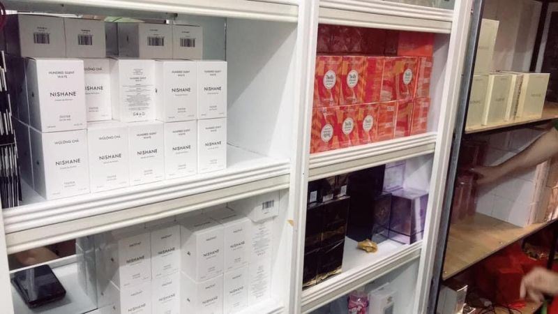 Bắt giữ kho nước hoa khủng nhập lậu giữ lòng Hà Nội