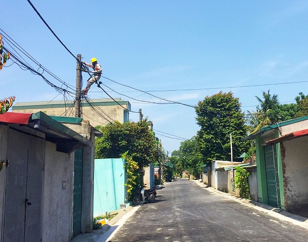 Giữa trưa hè, công nhân Điện lực Thành phố Thanh Hóa vẫn đu mình trên cột điện để san tải và cân đảo pha. Dường như chỉ có người thợ điện một mình với con phố vắng