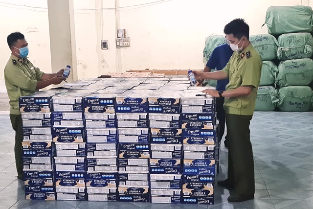 Lực lượng chức năng tỉnh Phú Yên vừa phát hiện và thu giữ một xe tải vận chuyển gần 10.000 chai bia và sữa nước Ensure do nước ngoài sản xuất không có hóa đơn, chứng từ hợp pháp.