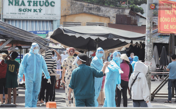 Lực lượng y tế của quận Tân Phú và các bệnh viện được huy động để phục vụ việc lấy mẫu xét nghiệm tiểu thương chợ Sơn Kỳ