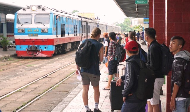 Ngành đường sắt tạm dừng nhiều chuyến tàu đến miền Trung và Đà Nẵng.