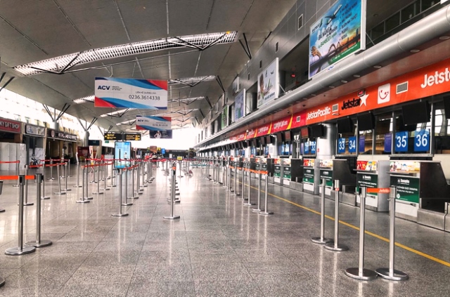 Cảng hàng không quốc tế (HKQT) Đà Nẵng vắng bóng người, bởi số chuyến bay, đã được hạn chế để phòng tránh lây lan Covid-19.