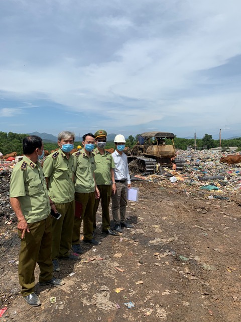 Cục Quản lý thị trường Thừa Thiên Huế tổ chức tiêu huỷ gần 1 tấn hàng hoá dễ hư hỏng