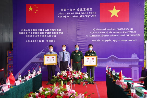 Trao tặng danh hiệu sứ giả hữu nghị Việt Nam - Trung Quốc
